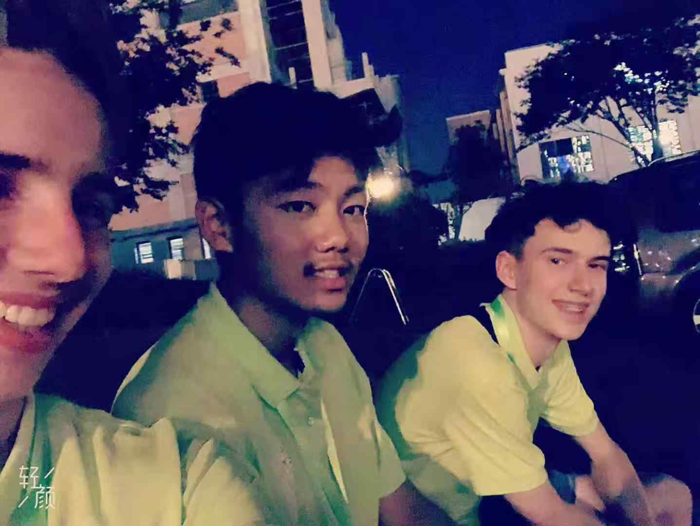 夜晚三位朋友的合照